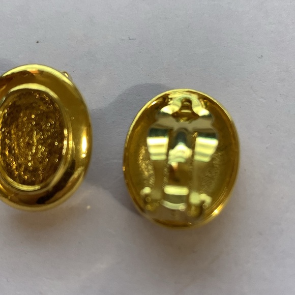 Clip on style earrings - Picture 3 of 3